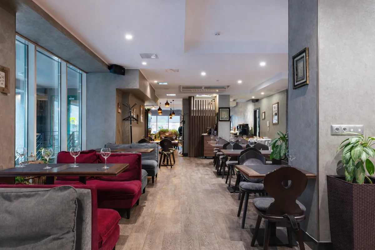 Берёзки Камерный ресторан на петроградской стороне

Новые рецепты с памятью о доме, живое участие и мягкий шелест разговоров здесь связывают незнакомцев в совместно прожитом мгновении.