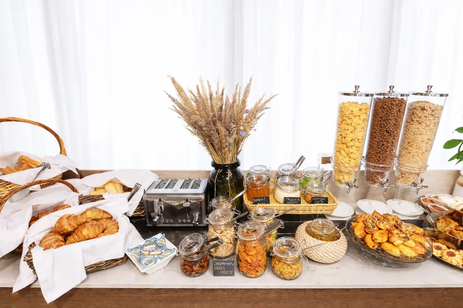 Берёзки Камерный ресторан на петроградской стороне

Новые рецепты с памятью о доме, живое участие и мягкий шелест разговоров здесь связывают незнакомцев в совместно прожитом мгновении.